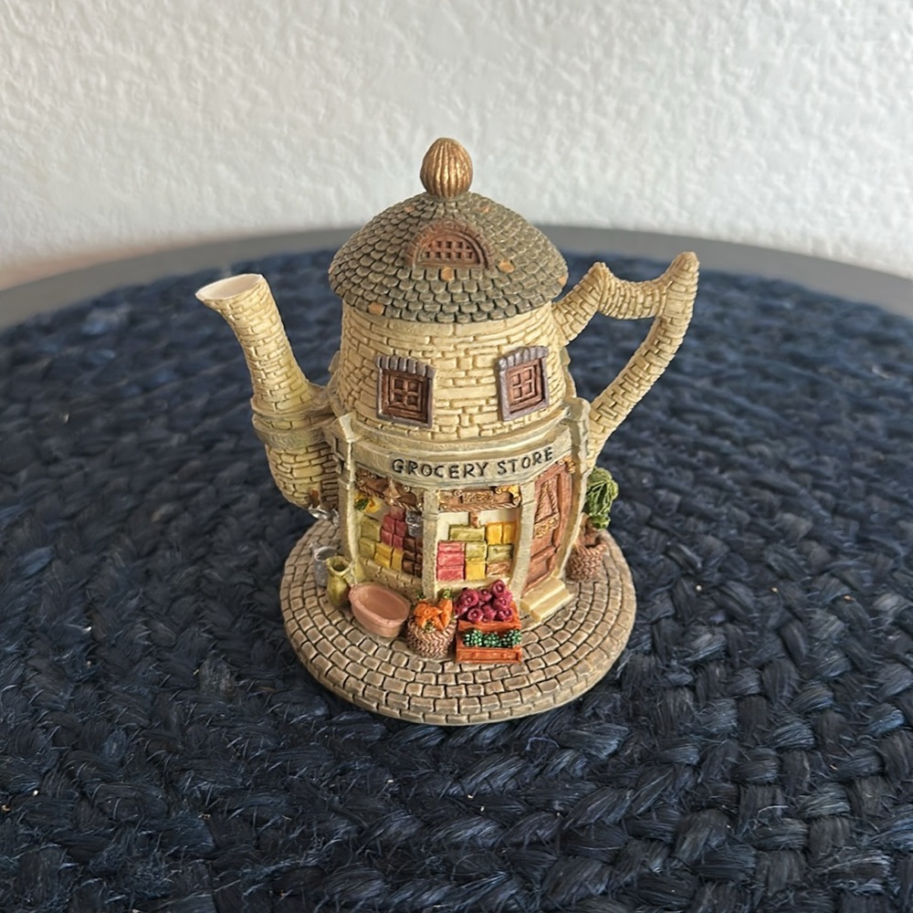 Hometown Teapot Cottages “Grocery Stores” Shop Figurine